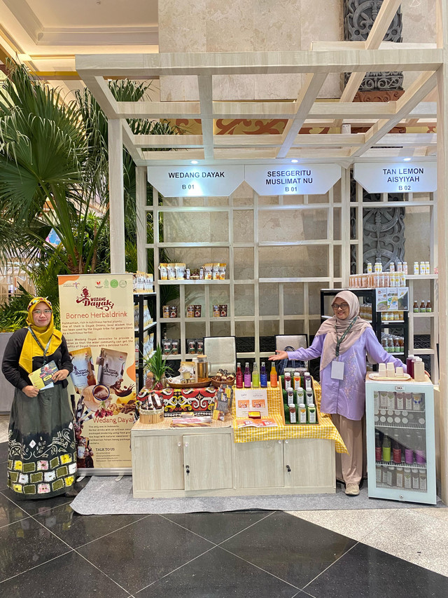 Produsen minuman herbal Sesegeritu yang dimiliki Ilma Inaroh Azizah (kanan) berhasil memperluas usahanya berkat digital LinkUMKM. Foto: Dok. BRI