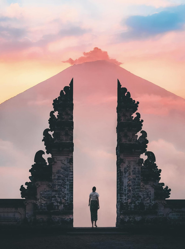 Perempuan dan gerbang pura: simbol harmoni antara spiritualitas, budaya, dan peran mulia dalam ajaran Hindu. Sumber gambar: Pexels - Alex Azabache