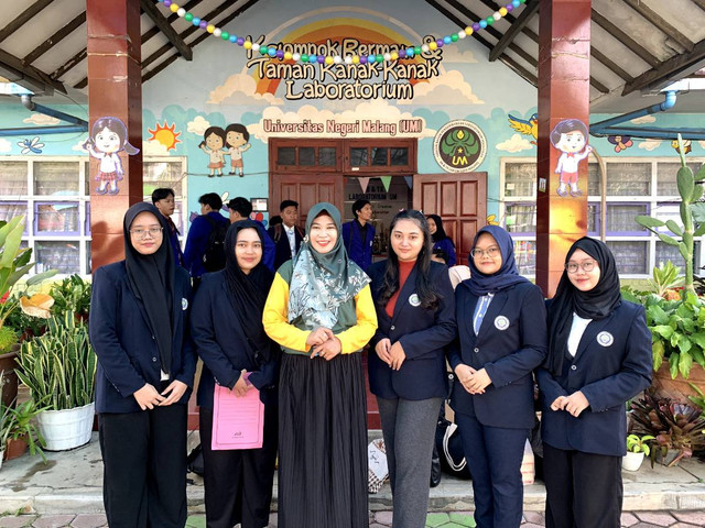 Mahasiswa Akuntansi Universitas Negeri Malang dengan Miss Ayu Asyhari, Kepala Sekolah TK Lab UM