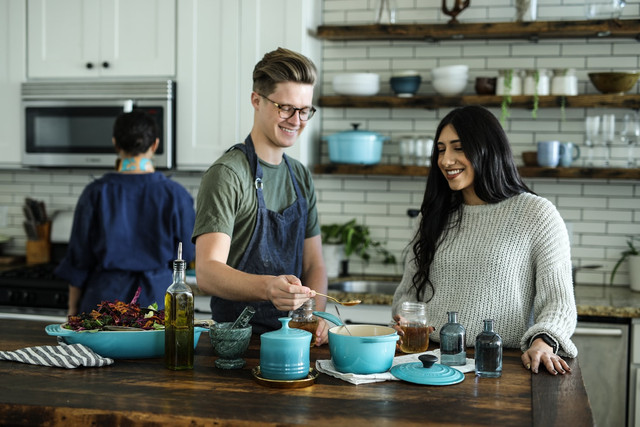 Ilustrasi cara merebus pempek yang benar. Foto: Unsplash/ Odiseo Castrejon