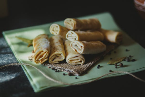 Ilustrasi Tips Menggoreng Lumpia agar Tidak Berminyak, Foto: Pexels/Natalie Bond