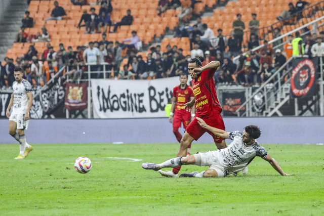 Pemain Persija Hanif Sjahbandi berebut bola dengan pemain Brandon James Wilson pada pertandingan BRI Liga 1 di Stadion Jakarta Internasional Stadium, Tanjung Priuk, Jakarta Utara, Sabtu (10/5/2025). Foto: Darryl Ramadhan/kumparan