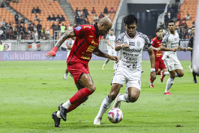 Pemain Persija berebut bola dengan pemain Bali United pada pertandingan BRI Liga 1 di Stadion Jakarta Internasional Stadium, Tanjung Priuk, Jakarta Utara, Sabtu (10/5/2025). Foto: Darryl Ramadhan/kumparan