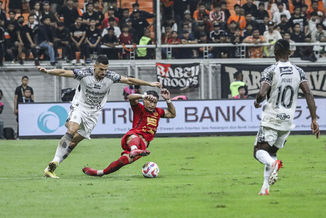 Pemain Persija Hansamu Yama berebut bola dengan pemain Bali United Boris Kopitovic pada pertandingan BRI Liga 1 di Stadion Jakarta Internasional Stadium, Tanjung Priuk, Jakarta Utara, Sabtu (10/5/2025). Foto: Darryl Ramadhan/kumparan
