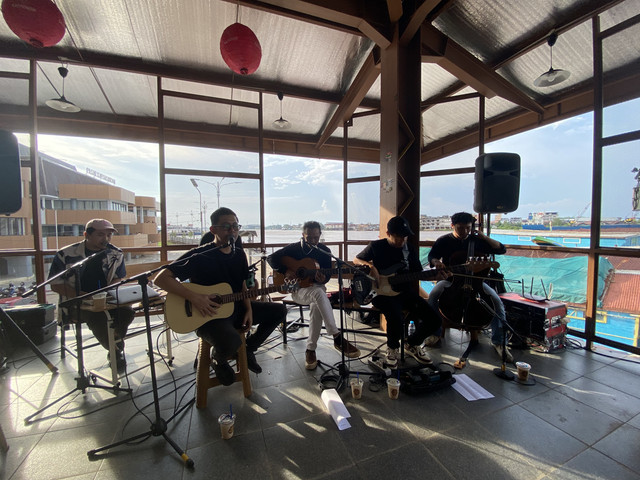 Syndrama tampil manggung lebih dekat dengan penggemarnya di Minijoy, Pontianak pada Sabtu sore, 10 Mei 2025. Foto: Alycia Tracy Nabila/Hi!Pontianak