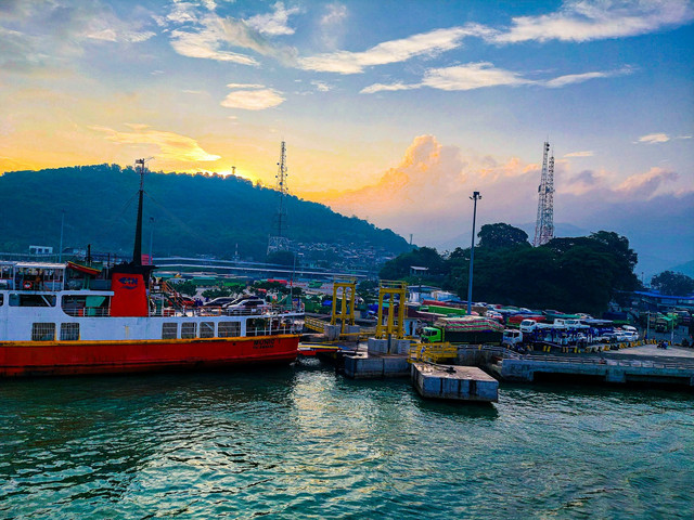 Jadwal kapal Nggapulu bulan Mei 2025. Foto suasana di pelabuhan. Sumber: Unsplash/Lusia Komala Widiastuti