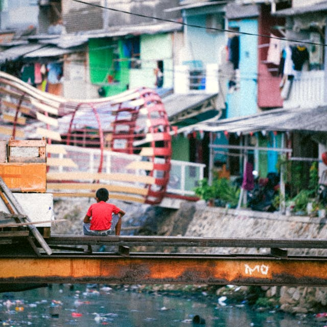 Foto oleh travelers_tw: https://www.pexels.com/id-id/foto/anak-di-jembatan-rusty-di-lingkungan-perkotaan-yang-semarak-28820515/
