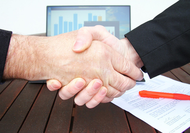Sumber : https://pixabay.com/photos/company-shaking-hands-businessman-3127555/