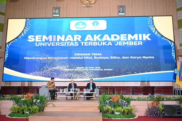 Mengisi Seminar Akademik (Sumber: Pribadi)
