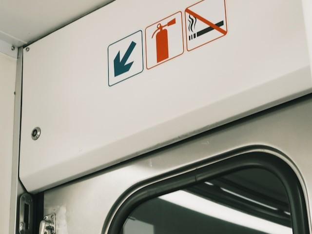 Apakah di Toilet Kereta Boleh Merokok. Foto hanya ilustrasi, bukan sebenarnya. Sumber: unsplash.com/wei