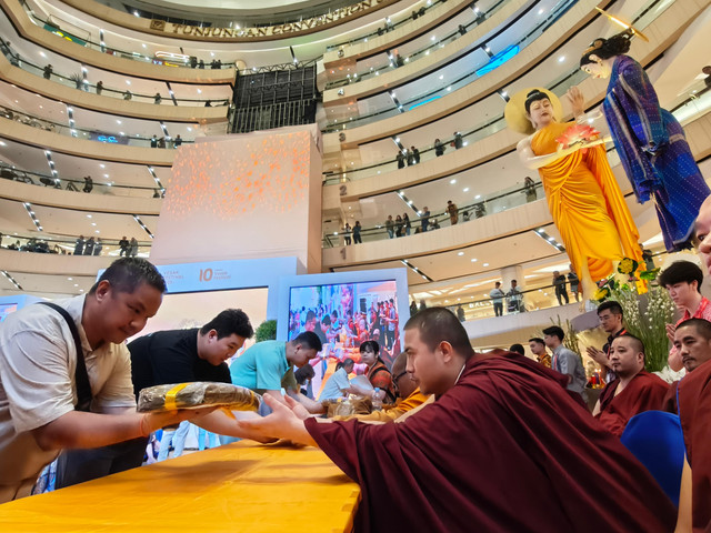Sanghadana di Vesak Festival 2025 yang berlangsung di Surabaya. Foto: YBAI