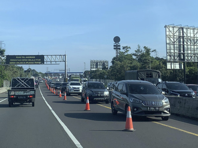 Macet parah jelang exit Tol Jagorawi arah Puncak, Minggu (11/5/2025). Foto: Mirsan Simamora/kumparan