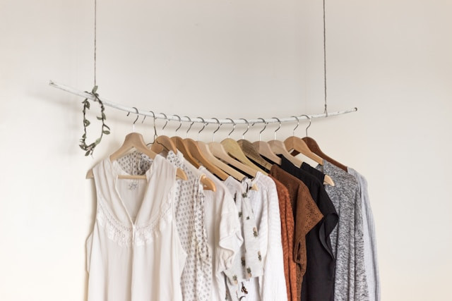 Cara Menambal Baju yang Bolong. Foto hanya ilustrasi. Sumber foto: Unsplash/Priscilla
