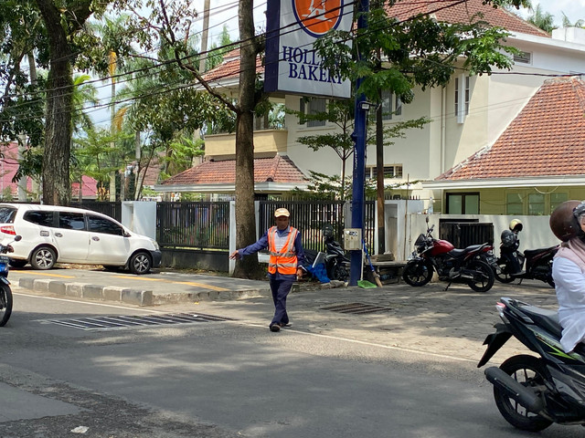 Ilustrasi tukang parkir. Perannya terkadang tidak diperlukan. Sumber: difoto penulis