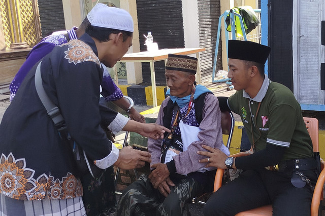Enjo Endin Parmo (70), jemaah asal Jenggawah, Kabupaten Jember, mengalami demensia tiba-tiba ingin pulang karena lupa memberi makan sapi peliharaannya. Foto: Dok. PPIH Embarkasi Surabaya