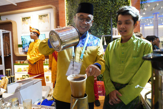 Sekda Kota Pontianak, Amirullah saat menyeduh sendiri kopi khas Pontianak di Indonesia City Expo (ICE) 2025. Foto: Dok. Prokopim Pemkot Pontianak