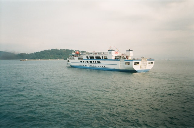 Harga tiket kapal Batam-Singapore. Foro hanya ilustrasi, bukan kapal yang sebenarnya. Sumber: Unsplash/Aditya Nugraha