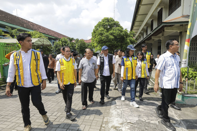 Wakil Menteri Sosial (Wamensos) Agus Jabo Priyono dan Wakil Menteri Pekerjaan Umum, Diana Kusumastuti, meninjau calon lokasi tambahan pembangunan Sekolah Rakyat di kawasan Taman Siswa, Yogyakarta, Sabtu (10/5/2025). Foto: Kemensos RI