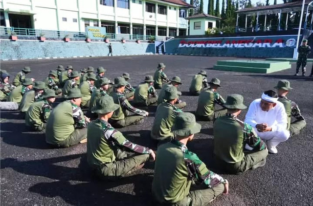Gubernur Jawa Barat, Dedi Mulyadi, saat meninjau siswa bermasalah di barak militer di Rindam III/Siliwangi, Lembang, Jawa Barat. (Foto: instagram @dedimulyadi71)