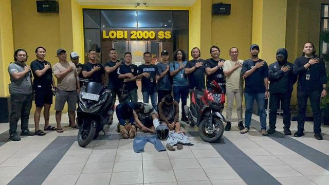 Pelaku penyiraman air keras di Singkawang saat berada di Mapolres Singkawang. Foto: Dok. Polres Singkawang.