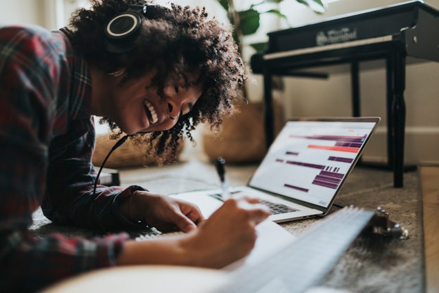 Ilustrasi arti lagu daylight maroon 5. Sumber: unsplash.com/Soundtrap