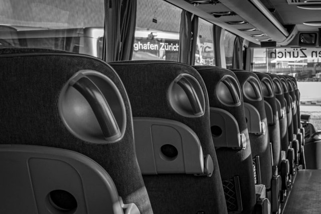 cara mengatur sandaran tangan kursi bus. Foto hanyalah ilustrasi bukan tempat sebenarnya. Sumber: Unsplash/Simon Infanger