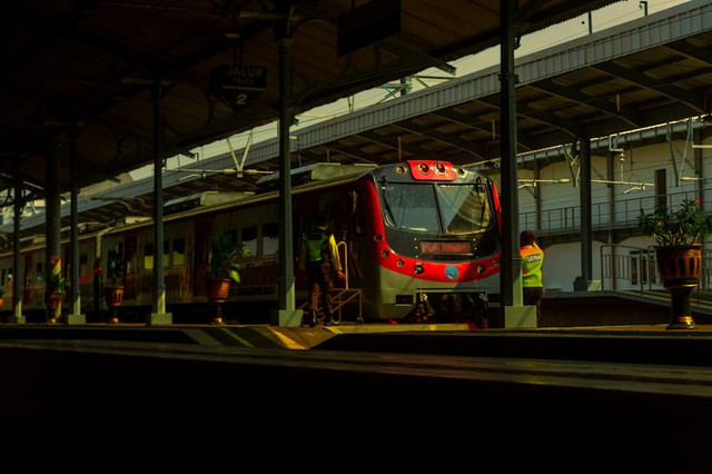 jadwal KRL Jogja-Solo Stasiun Tugu. Foto hanyalah ilustrasi bukan tempat sebenarnya. Sumber: Unsplash/Bantar Prakoso