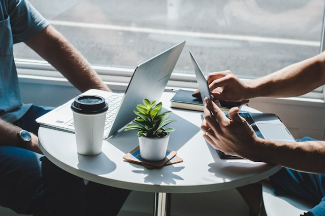 Cara Menjawab Interview Gaji Pertama Kali Kerja. Foto: dok. Unsplash/Maranda Vandergriff