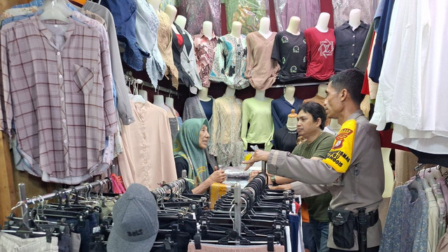 Polisi cek lokasi bocah bakar pakaian pedagang di Pasar Pal, Cimanggis, Depok. Foto: Dok. Istimewa