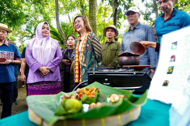 Wamenekraf Irene Umar kenalkan kuliner lokal NTB kepada 27 perwakilan keduaan besar negara-neraga sahabat. Foto: Kemenekraf