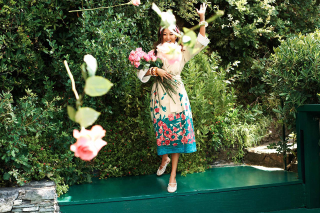 Bergaya Santai Tapi Chic Memakai Koleksi Weekend Max Mara x Ashley Park. Foto: Weekend Max Mara