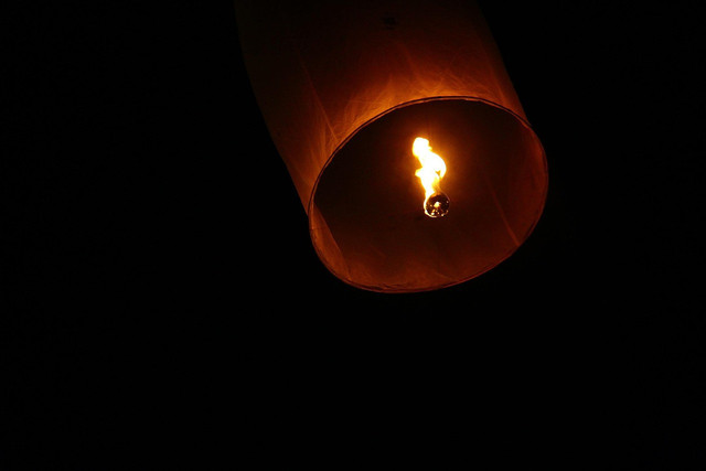 https://cdn.pixabay.com/photo/2017/05/18/19/45/vesak-lantern-2324581_1280.jpg (Ilustrasi menerbangkan lampion malam raya waisak)