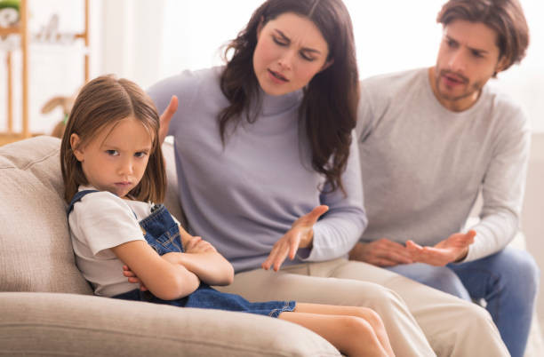 https://www.istockphoto.com/id/foto/orang-tua-kesal-memarahi-putri-kecil-mereka-karena-kelakuannya-di-rumah-gm1205277662-347136630