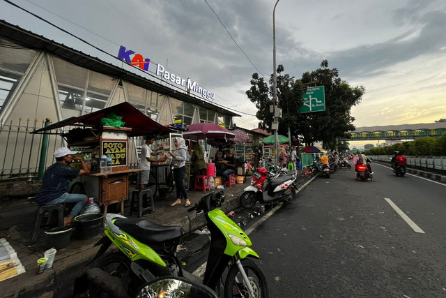 Suasana di sekitar Stasiun Pasar Minggu, Jakarta Selatan, Minggu (11/5/2925). Foto: Rayyan Farhansyah/kumparan
