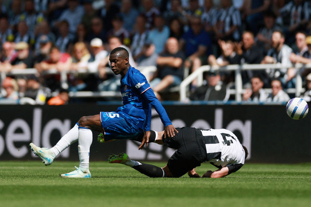 Pemain Newcastle United Sven Botman berebut bola dengan pemain Chelsea Nicolas Jackson pada pertandingan Liga Inggris di St James' Park, Newcastle, Inggris, Minggu (11/5/2025). Foto: Lee Smith/REUTERS