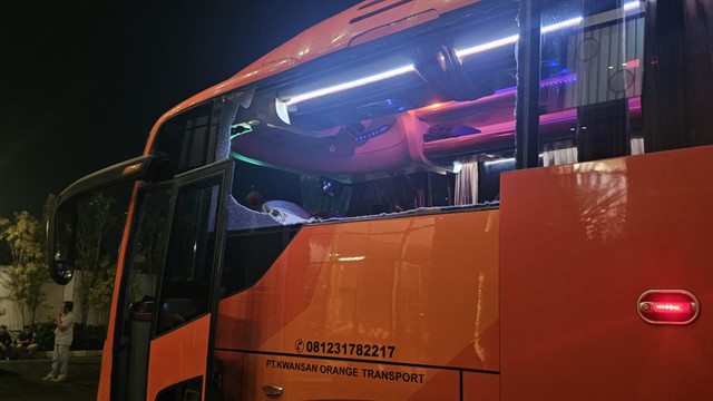 Kondisi bus Persik Kediri imbas diserang oknum suporter usai laga lawan Arema di Stadion Kanjuruhan dalam lanjutan Liga 1 2024/25, Minggu (11/5/2025). Foto: Dok. Istimewa