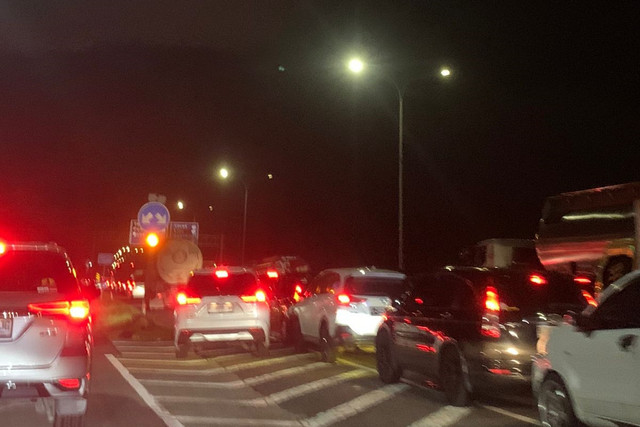 Arus kendaraan lumpuh total di exit Tol Jagorawi, Bogor, Minggu (11/5/2025). Foto: Mirsan Simamora/kumparan
