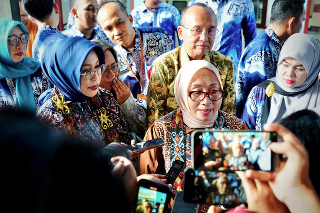 Menteri PPPA dan Fatma Saifullah Yusuf jenguk korban kekerasan seksual ayah sambung di Samarinda. Foto: Kemensos RI
