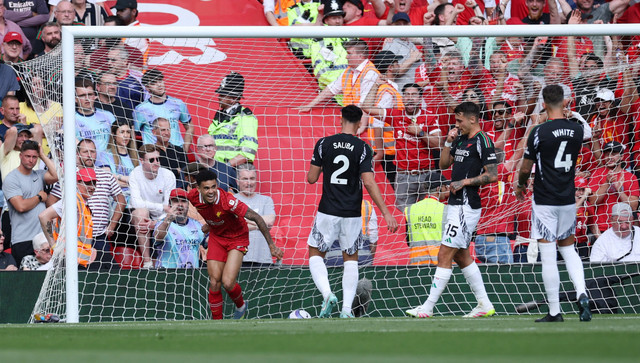 Selebrasi pemain Liverpool Luis Diaz usai mencetak gol ke gawang Arsenal pada pertandingan Liga Inggris di Anfield, Liverpool, Inggris, Minggu (11/5/2025). Foto: Phil Noble/REUTERS
