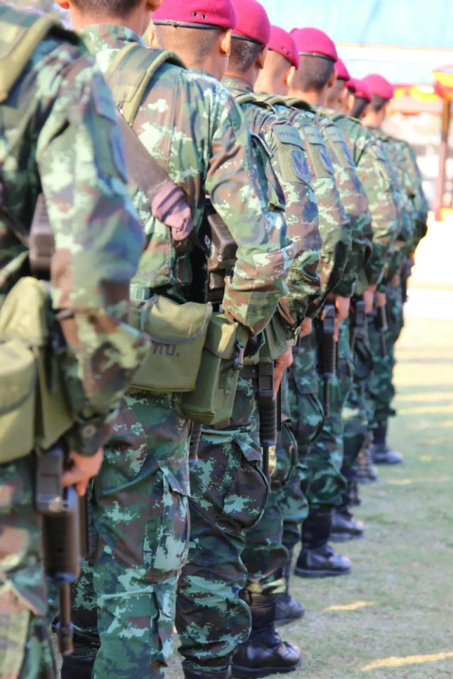 Foto oleh Somchai Kongkamsri: https://www.pexels.com/id-id/foto/orang-mengenakan-jas-militer-kamuflase-hijau-dan-coklat-saat-berdiri-memegang-senapan-104764/