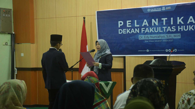 Edy Nurcahyo dilantik oleh Rektor UM Buton sebagai Dekan Fakultas Hukum (sumber: dok.humas um buton)