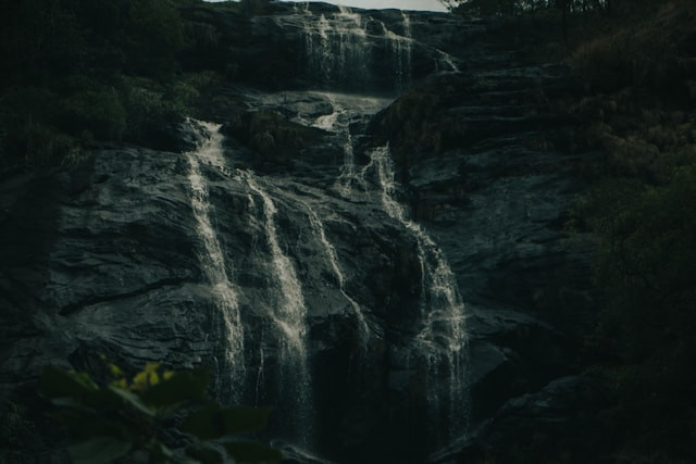 Air Terjun Putuk Truno. Foto hanya ilustrasi, bukan sebenarnya. Sumber: unsplash.com/Rishabh Mathew