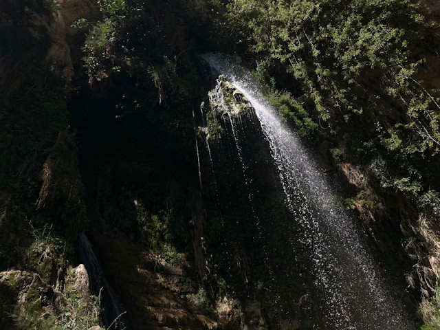 Air Terjun Dlundung. Foto hanya ilustrasi, bukan sebenarnya. Sumber: unsplash.com/Rachel K