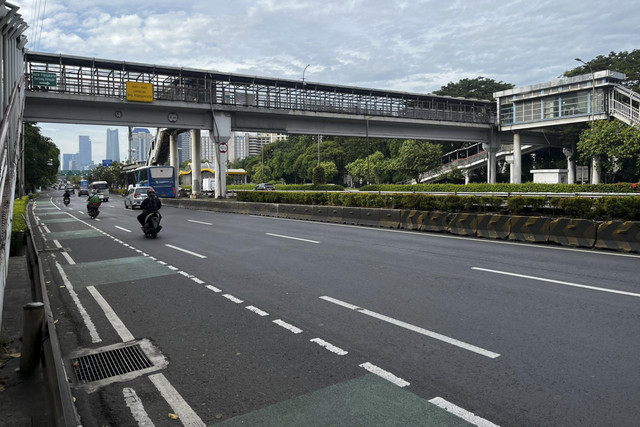 Sejumlah kendaraan melintas saat Hari Libur Waisak di Jalan Gatot Subroto, Jakarta, Senin (12/5/2025). Foto: Rayyan Farhansyah/kumparan