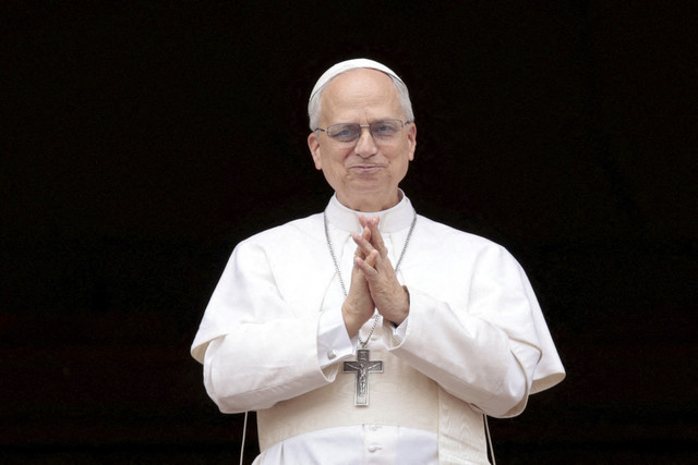 Paus Leo XIV memberikan salam hormat saat memimpin doa Regina Caeli dari atas balkon Gereja Basilika Santo Petrus di Vatikan, Minggu (11/5/2025). Foto: Remo Casilli/Reuters