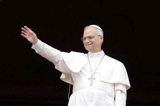 Paus Leo XIV melambaikan tangan saat memimpin doa Regina Caeli dari atas balkon Gereja Basilika Santo Petrus di Vatikan, Minggu (11/5/2025). Foto: Remo Casilli/Reuters