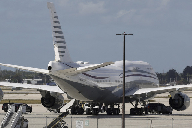Pesawat Boeing 747-8 milik Qatar yang sudah berusia 12 tahun dan sedang melakukan tur di West Palm Beach, Florida, Amerika Serikat, Sabtu (15/2/2025). Foto: Kevin Lamarque/Reuters
