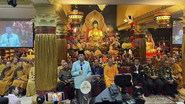 Menteri Agama Nasaruddin Umar di Wihara Ekayana Arama, Jakarta Barat, Senin (12/5/2025). Foto: Haya Syahira/kumparan