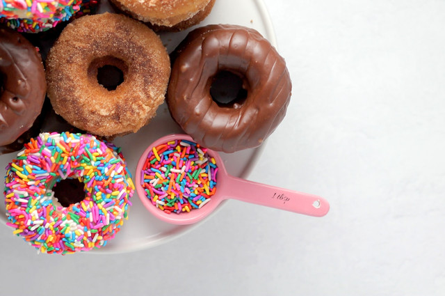 Ilustrasi Ciri Adonan Donat Kurang Air. Unsplash.com/sheri silver