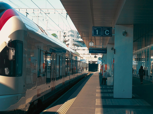 Peron Stasiun Tanah Abang. Foto hanya sebagai ilustrasi bukan tempat sebenarnya. Sumber foto: Unsplash-Khushi Gandhi